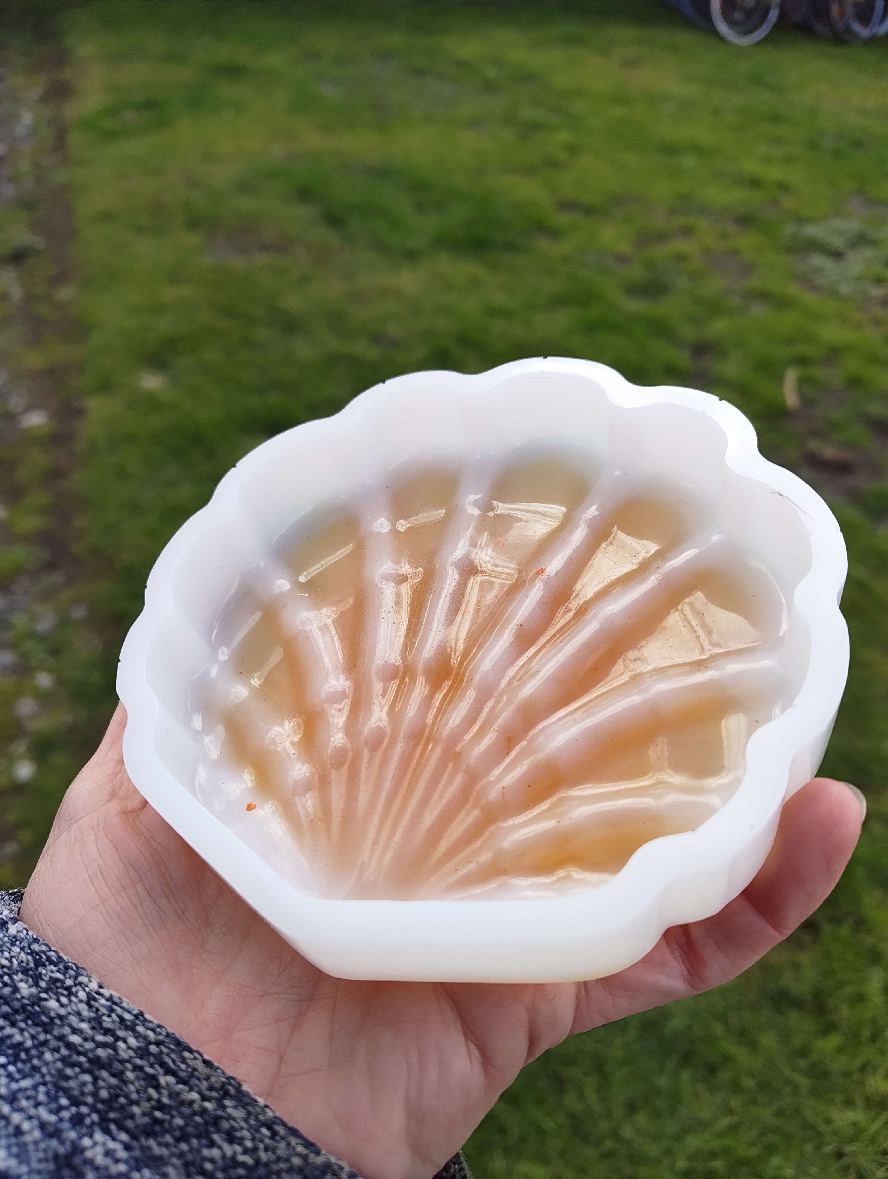 "Honey & Milk" Amber & Opaque White Resin Clam Soap Throne