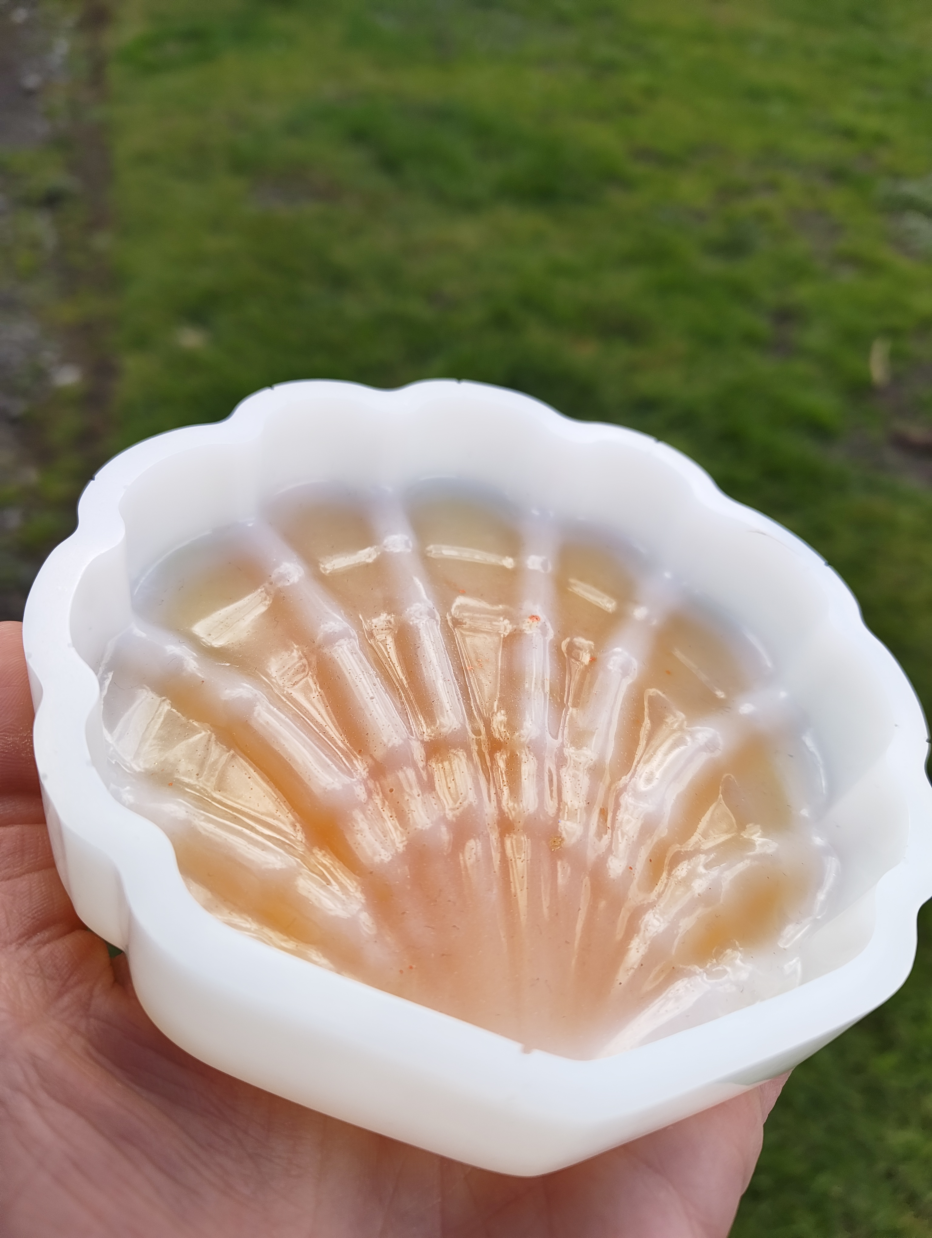 "Honey & Milk" Amber & Opaque White Resin Clam Soap Throne
