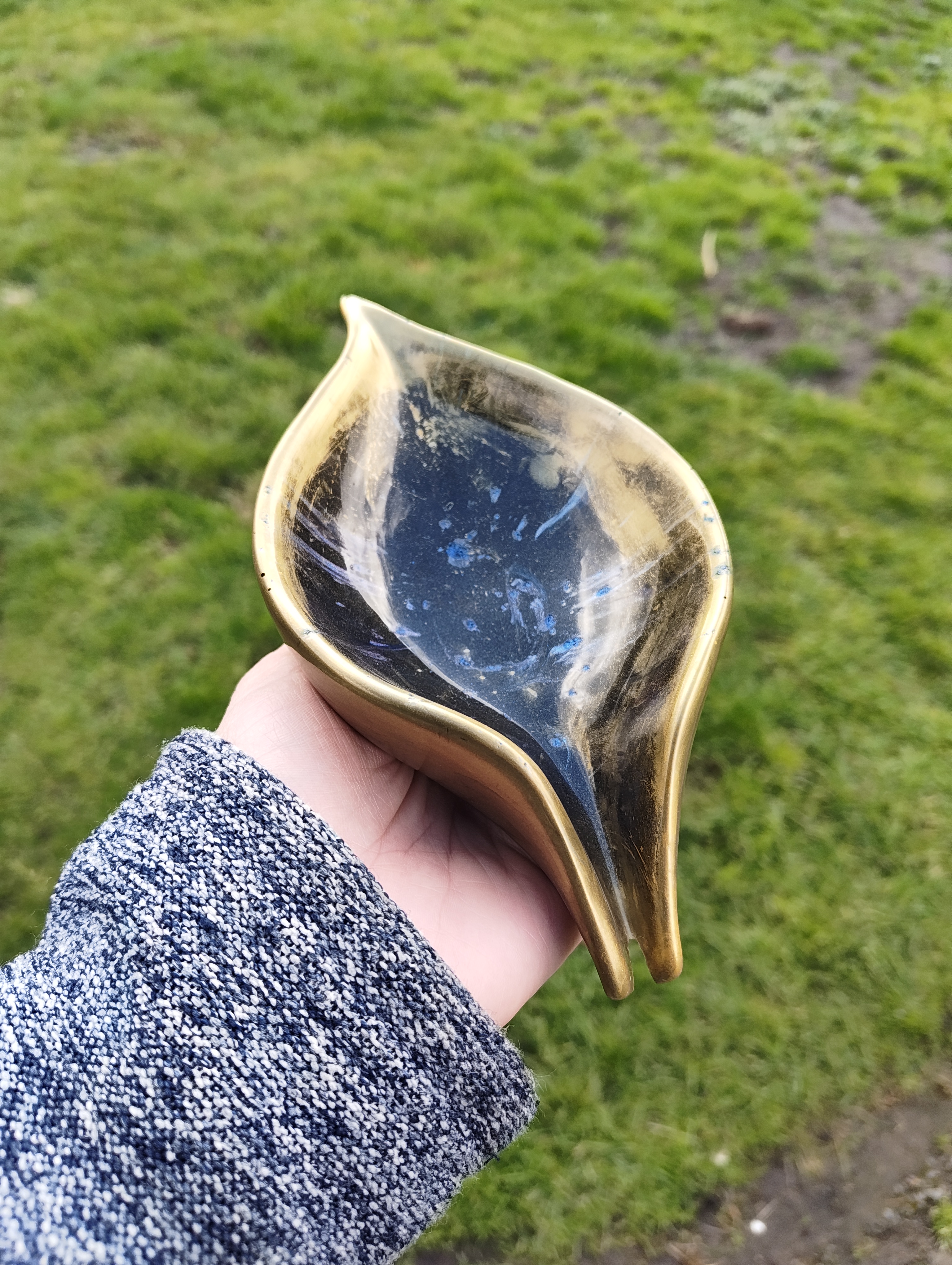 "Gilded Obsidian" Antique Gold & Midnight Blue Resin Leaf Soap Throne