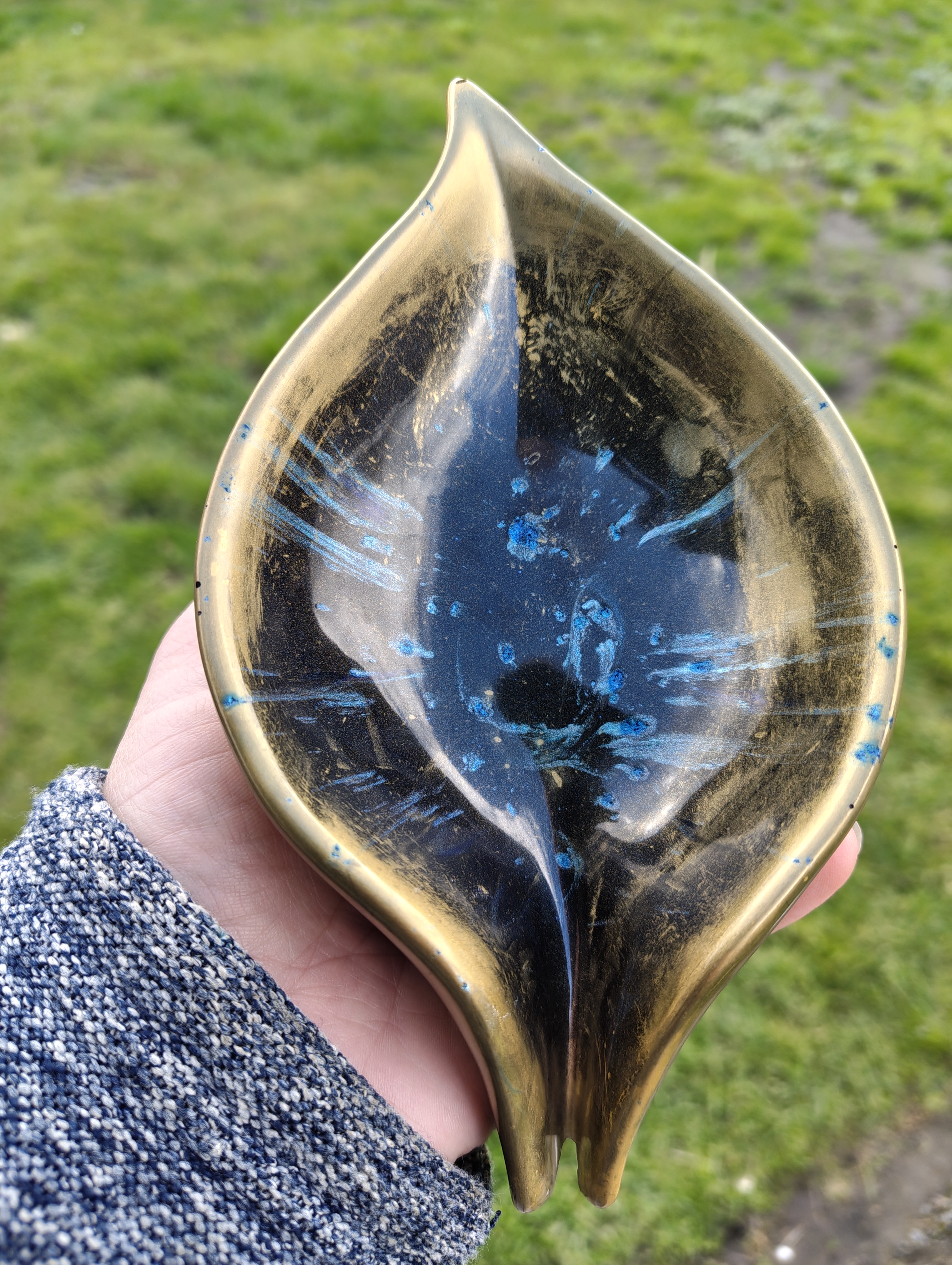 "Gilded Obsidian" Antique Gold & Midnight Blue Resin Leaf Soap Throne