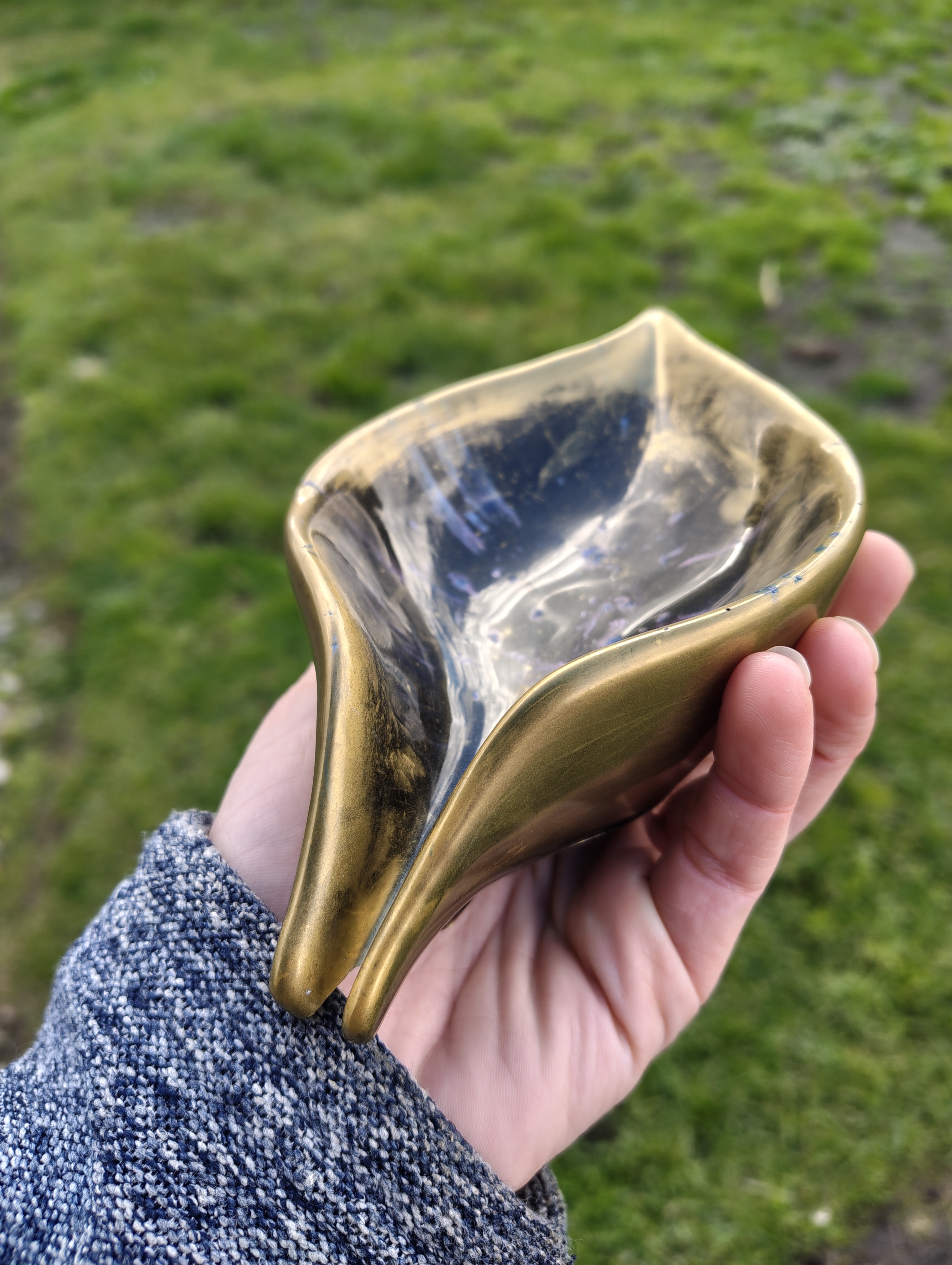 "Gilded Obsidian" Antique Gold & Midnight Blue Resin Leaf Soap Throne