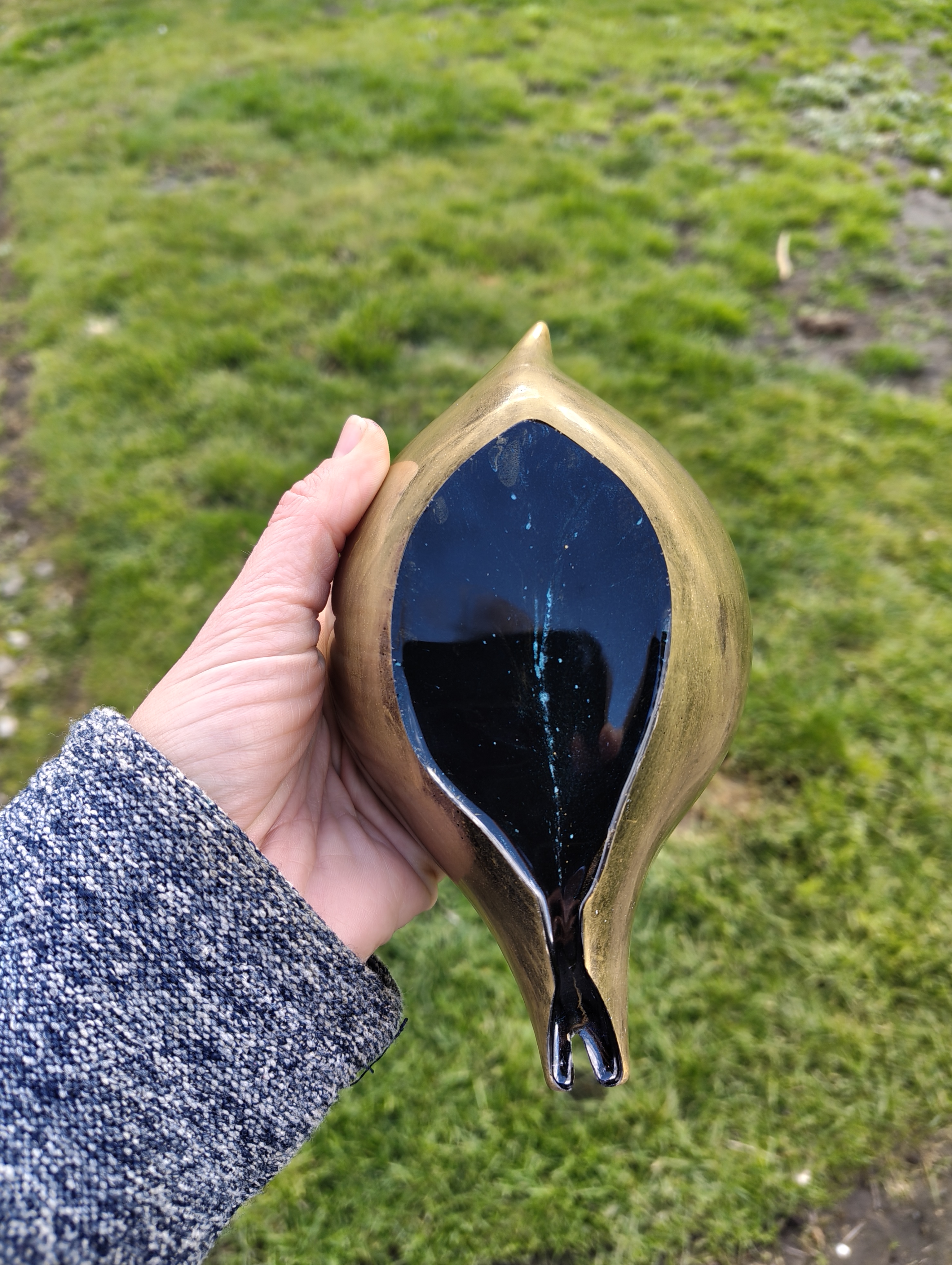 "Gilded Obsidian" Antique Gold & Midnight Blue Resin Leaf Soap Throne