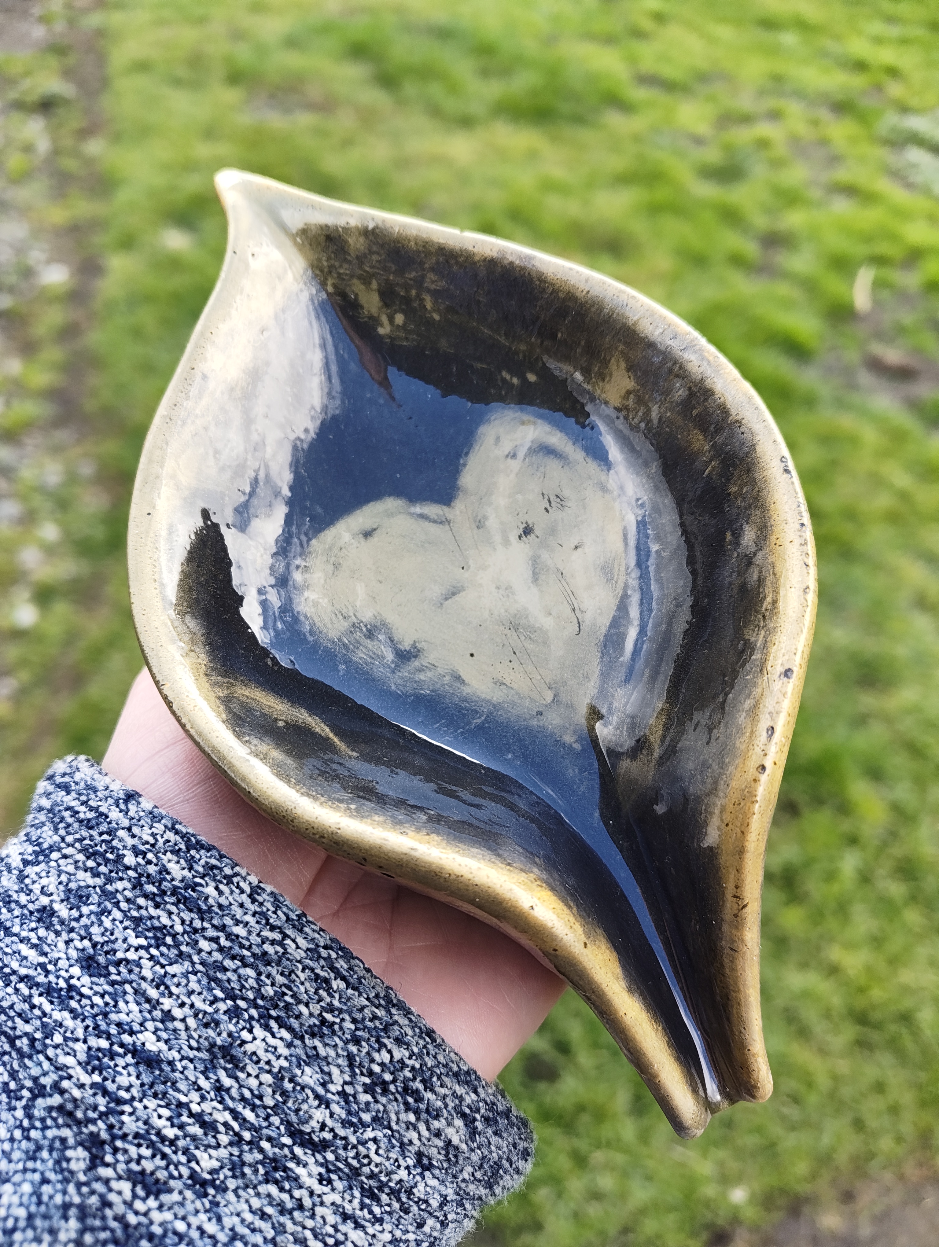 "Golden Heart" Antique Gold & Obsidian Eco-Resin Leaf Soap Throne