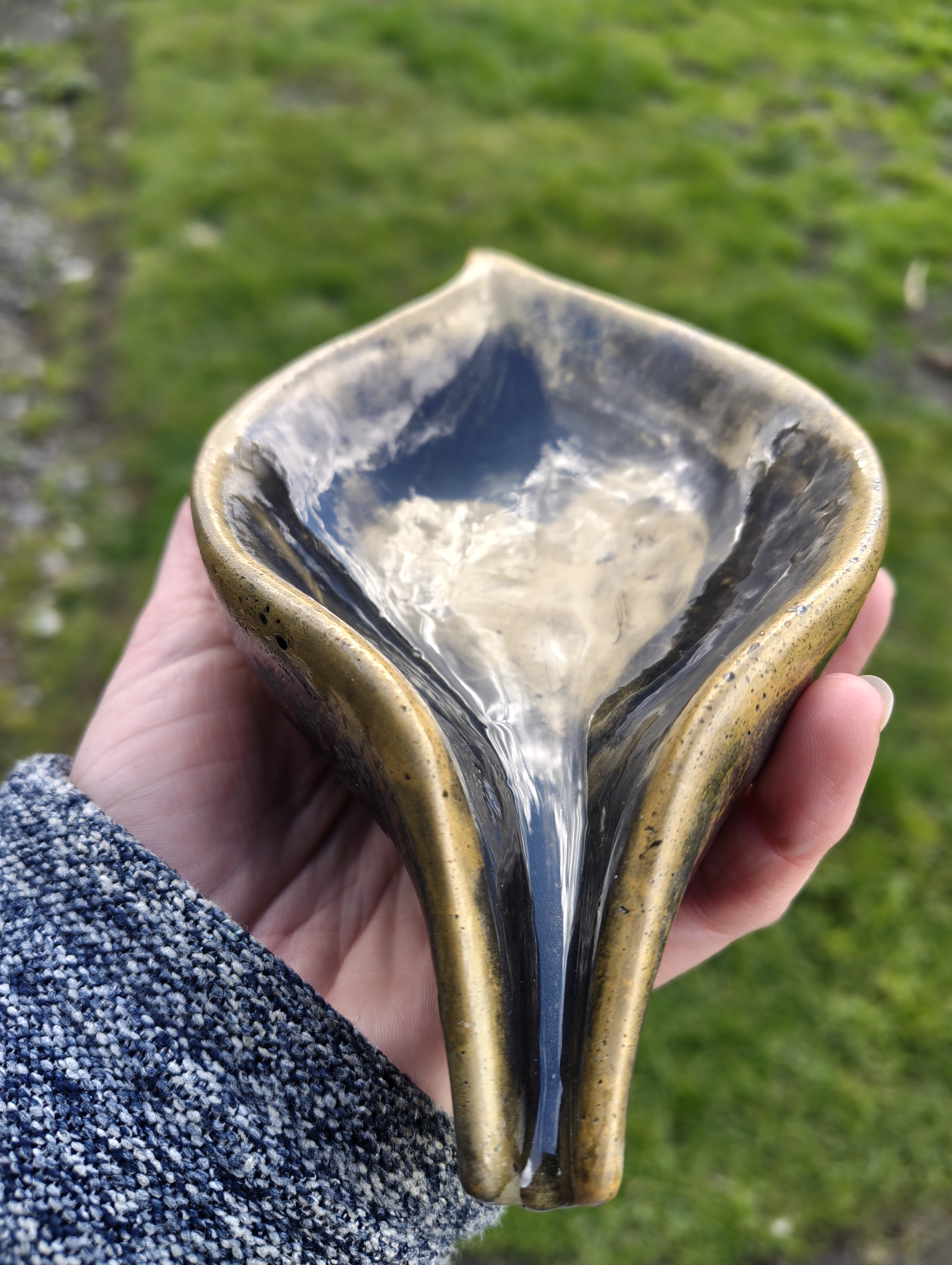 "Golden Heart" Antique Gold & Obsidian Eco-Resin Leaf Soap Throne