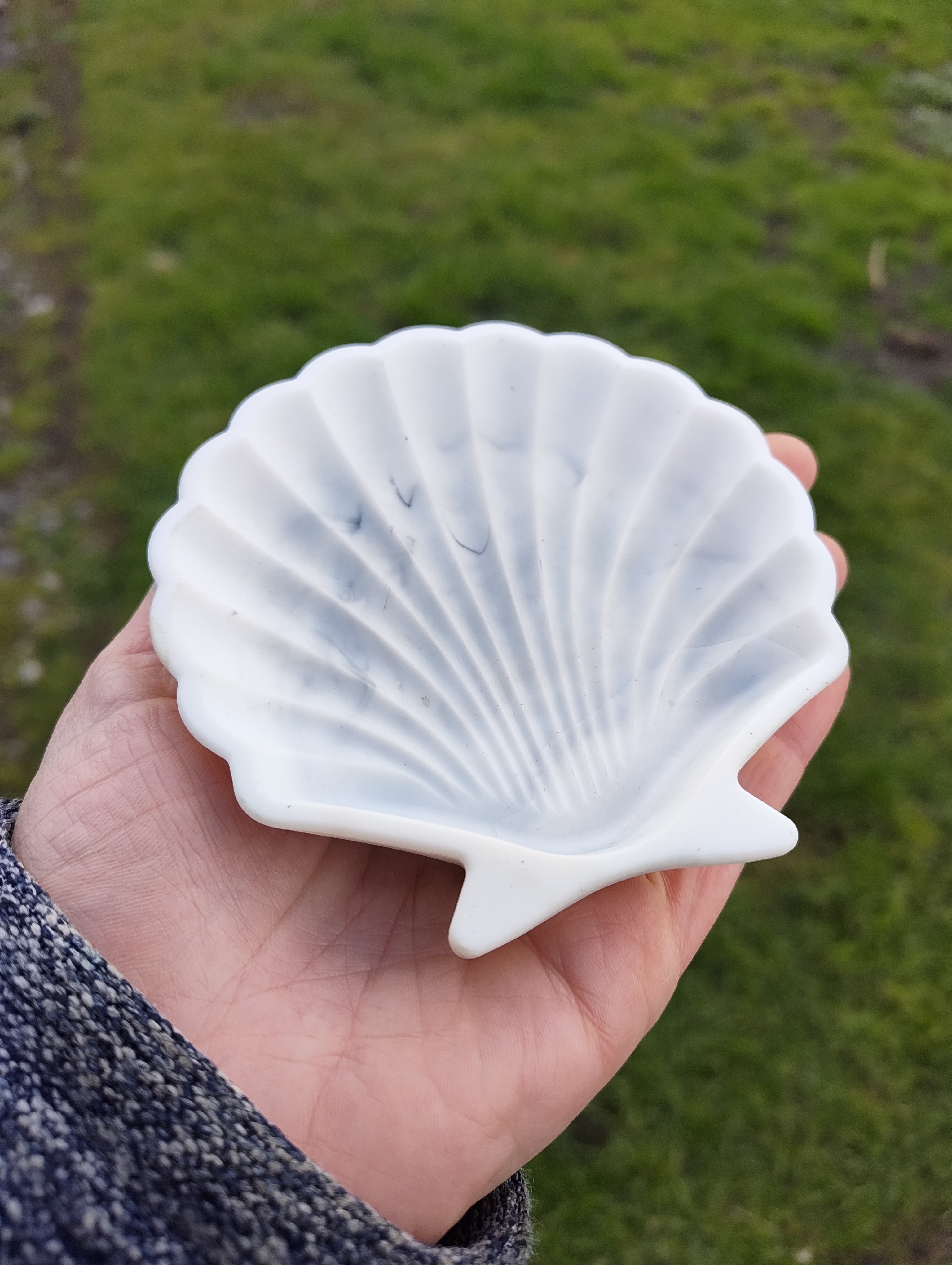 "Carrara Shell" White Marble-Look Resin Clam Dish