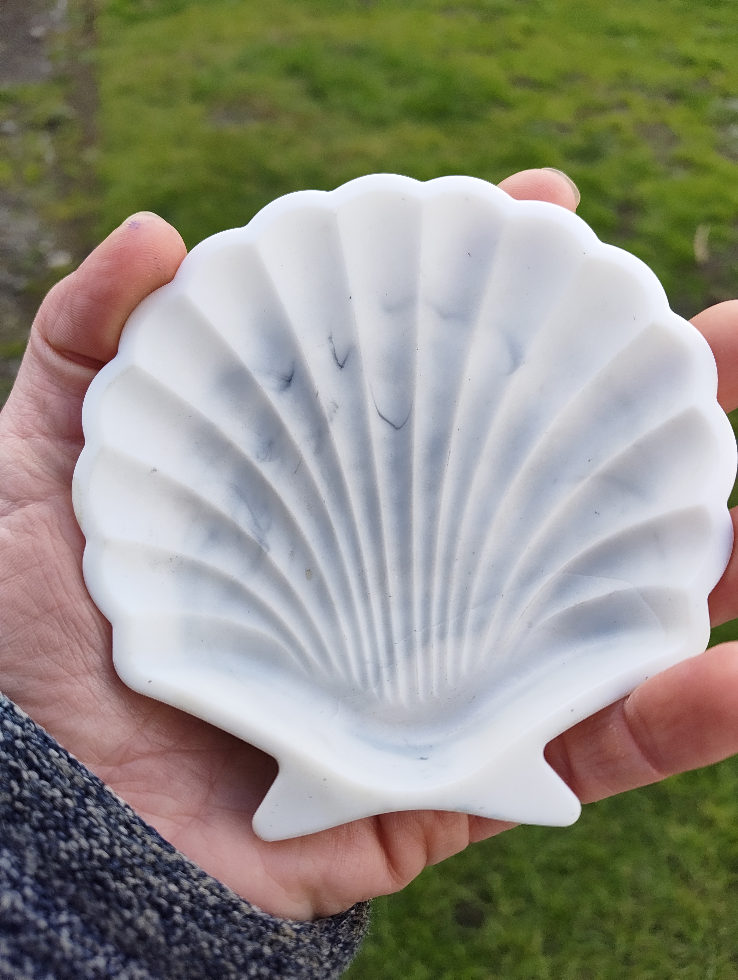 "Carrara Shell" White Marble-Look Resin Clam Dish