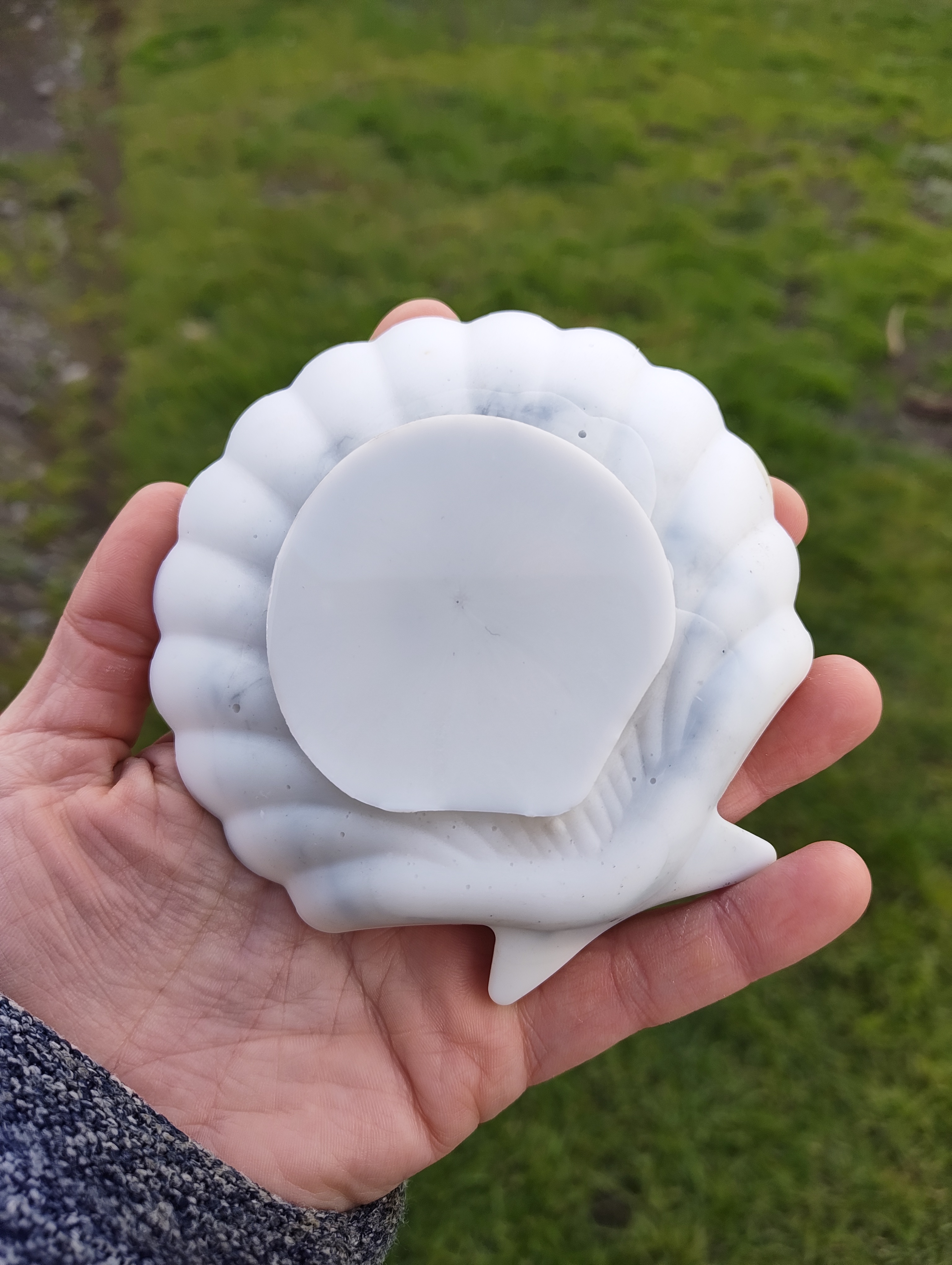 "Carrara Shell" White Marble-Look Resin Clam Dish