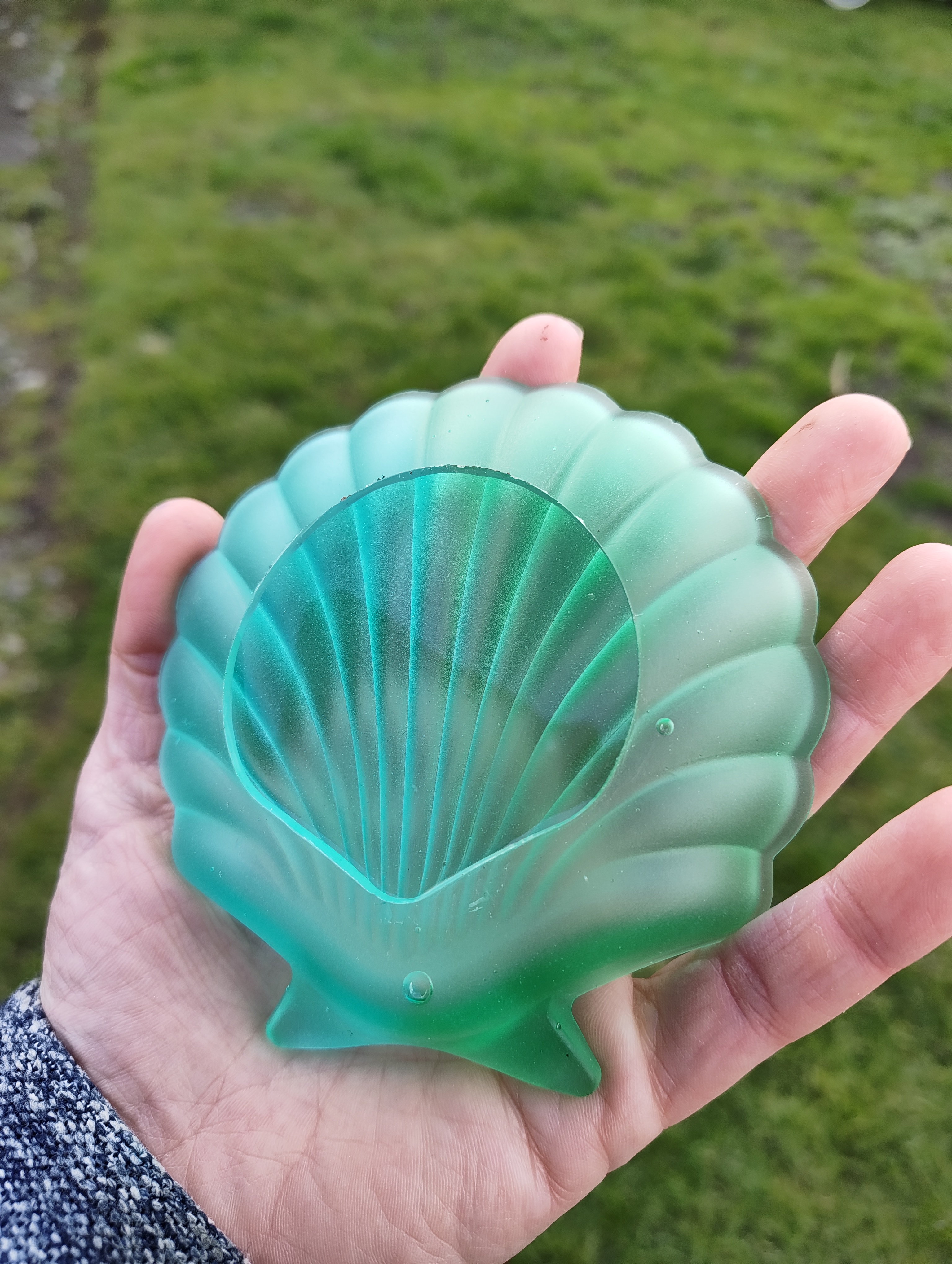 "Emerald Wave" Frosted Sea-Green Resin Clam Dish