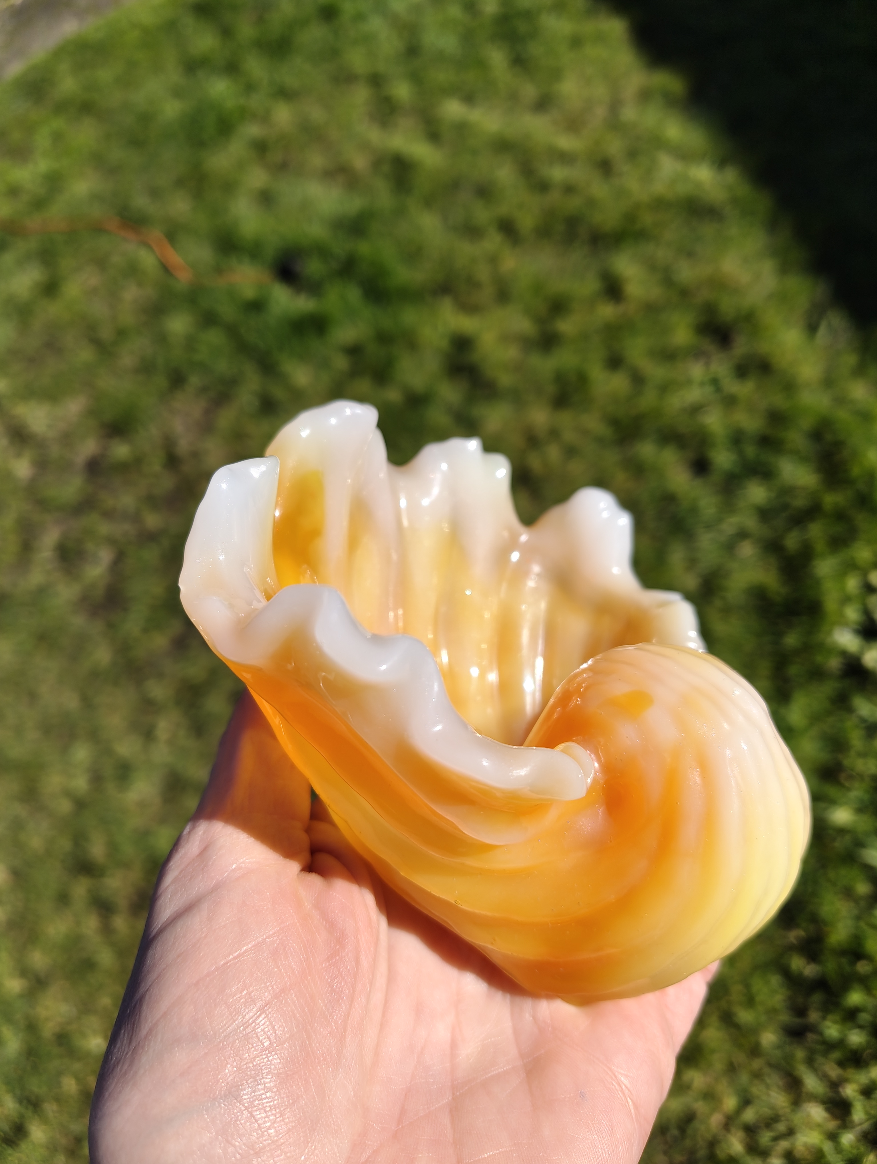 "Golden Crest" Pearlescent Amber & White Resin Wave Soap Throne