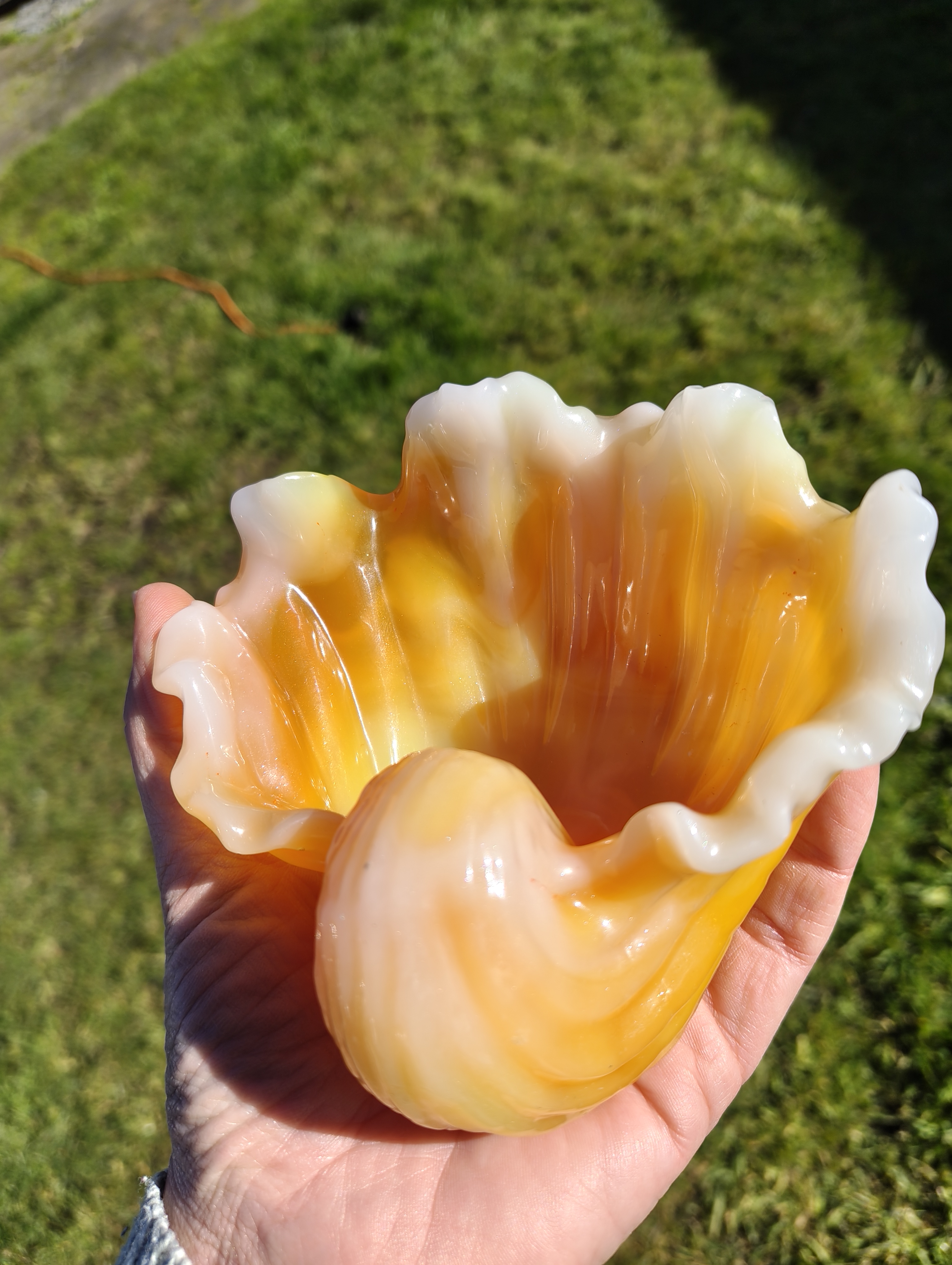 "Golden Crest" Pearlescent Amber & White Resin Wave Soap Throne