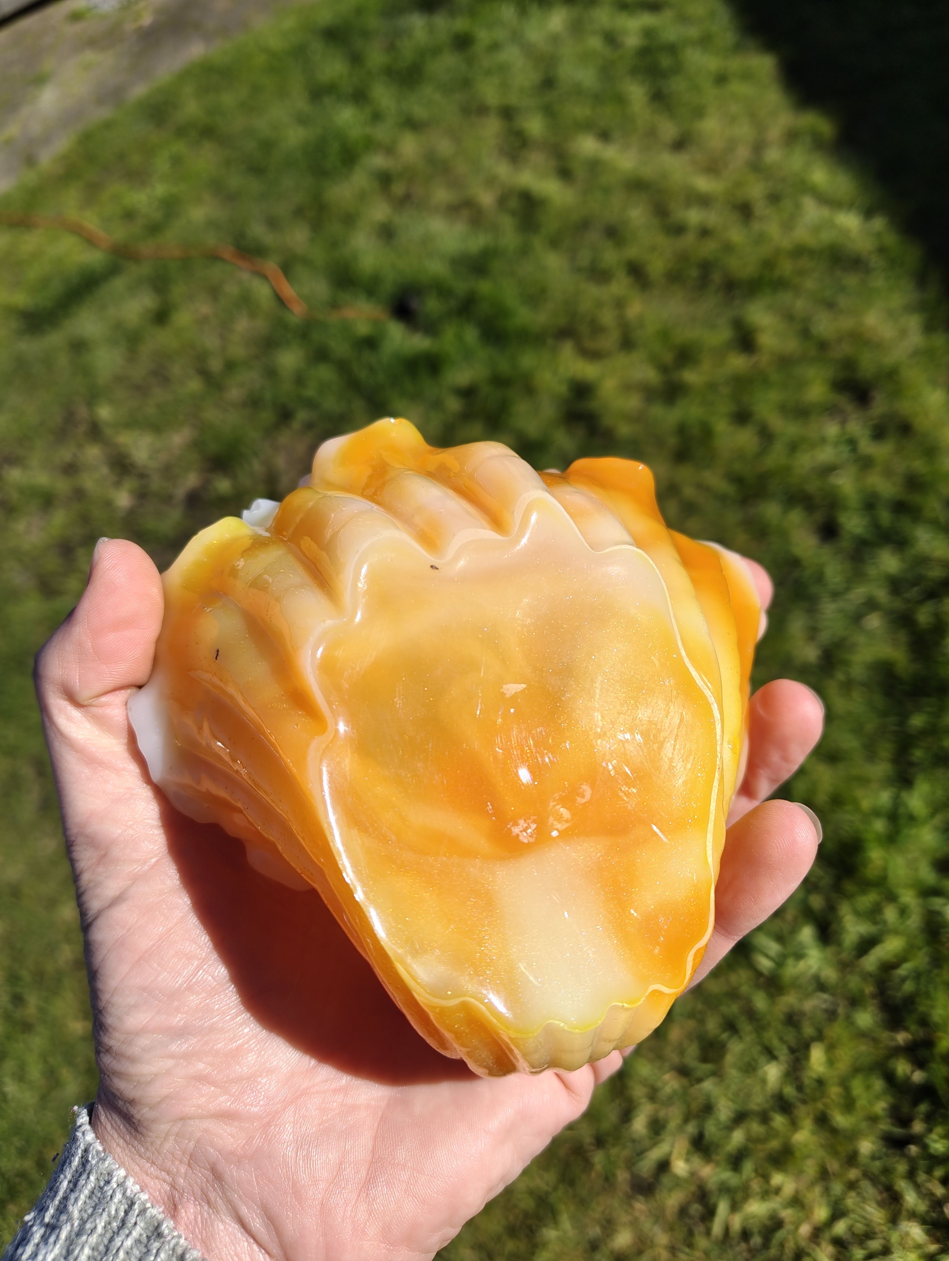 "Golden Crest" Pearlescent Amber & White Resin Wave Soap Throne